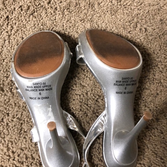 Silver heels - Picture 4 of 5